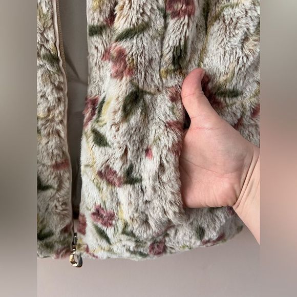 Rose patterned soft plush vest - Picture 7 of 7